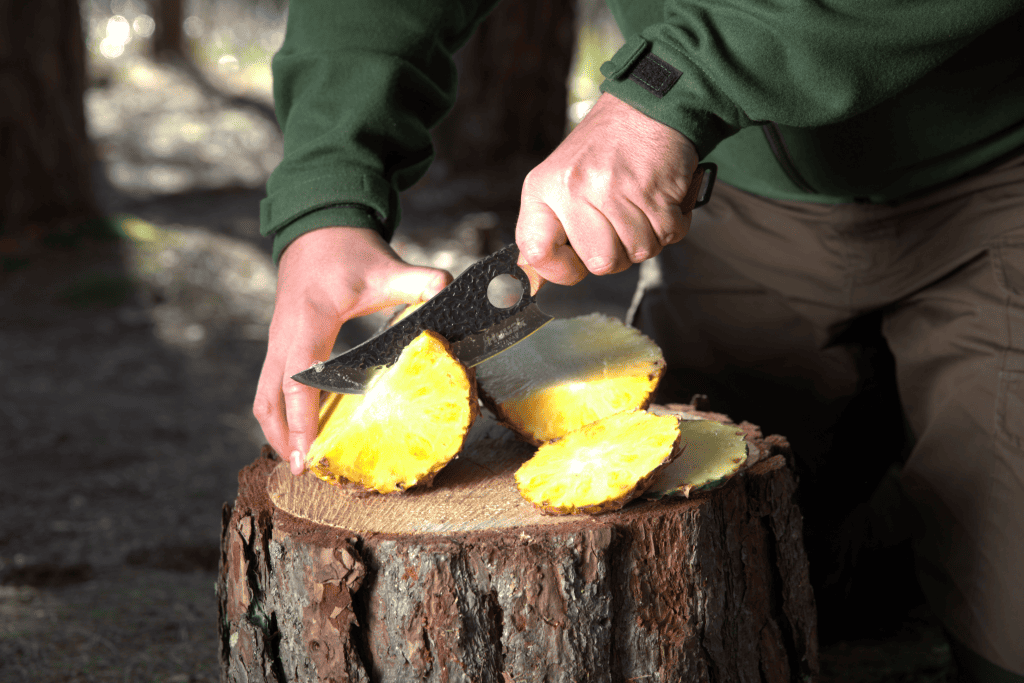 Huusk knife quality when cutting pineapple